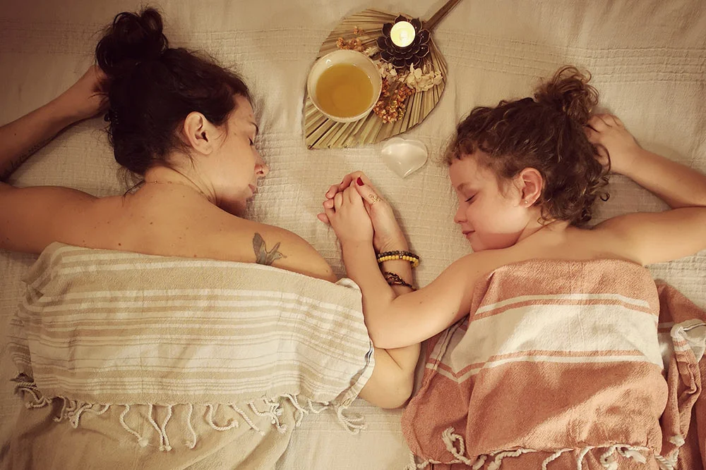 Maman et enfant qui se tiennent la main