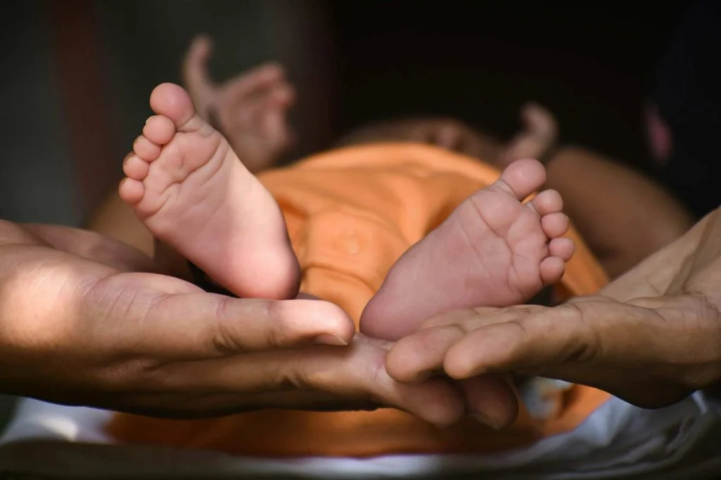 pieds bébé massage réflexologie plantaire
